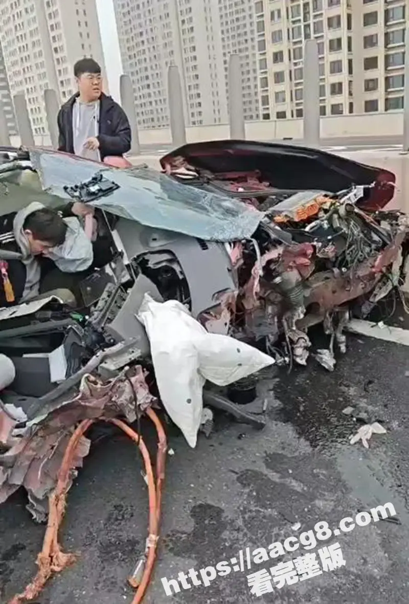 河南郑州蔚来发生车祸 首发电池弹射技术 弃车保帅立大功 现场视频流出 图3