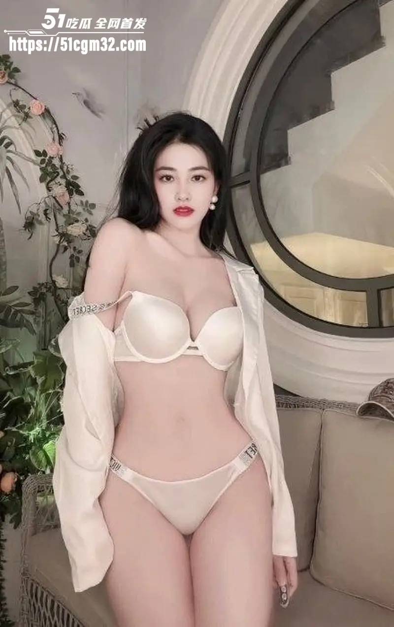 越南技商银行女职员 被副行长潜规则 骚穴遭无套暴力打桩 浪叫不断彻底沉沦！ 图1