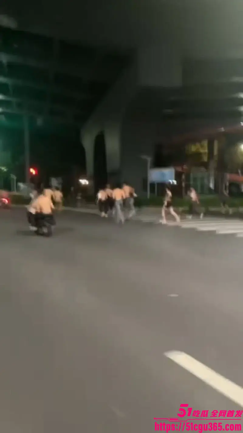 广东街头古惑仔重现！赤裸染发小哥棍棒齐飞 拳拳到肉血溅四方 飞车撞人惨叫震天 宛如20年前港片狂飙！ 图2