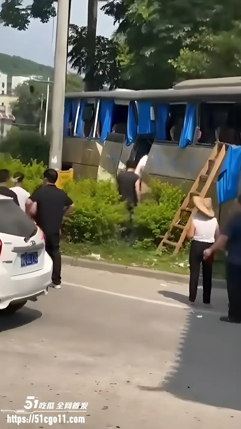 广东潮州 溪口路段重大交通事故 大货车硬刚旅游大巴 事故造成6人死21伤! 图3