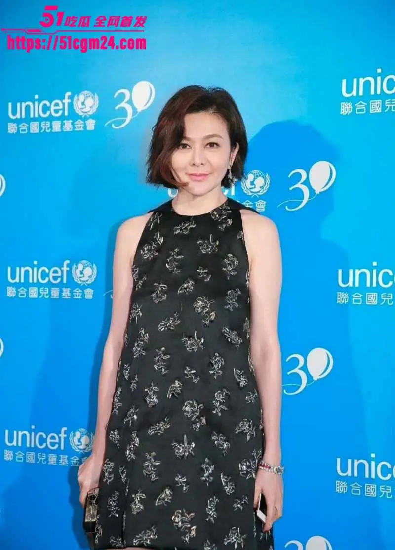 香江第一美人 关之琳 新男友曝光 62岁高龄竟找27岁小伙 再现当年风情万种！ 图14