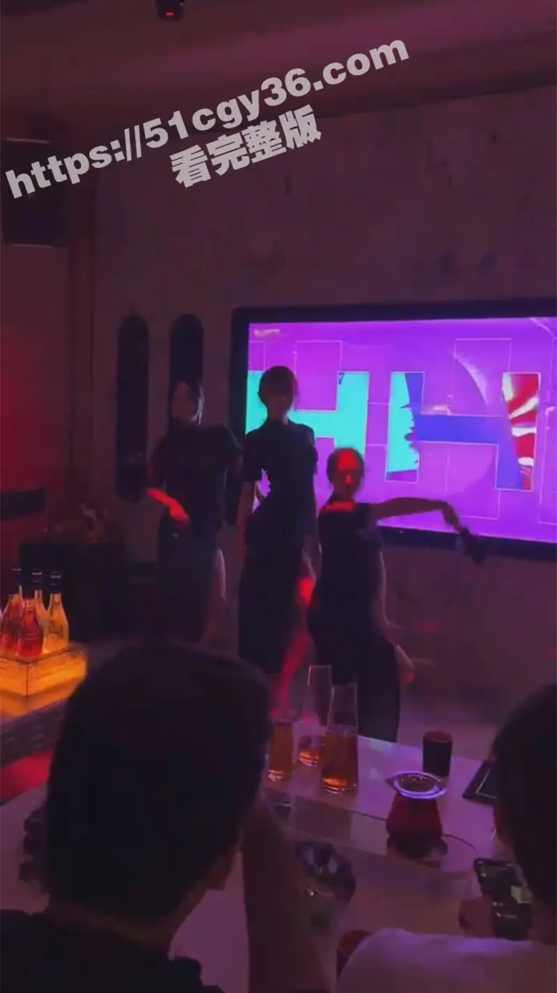 KTV包厢的淫乱现场 汉服美女曼妙舞姿后脱衣艳舞大秀 白皙娇躯性感内衣尽显 扭臀热舞媚眼挑逗 诱惑到极致! 图1