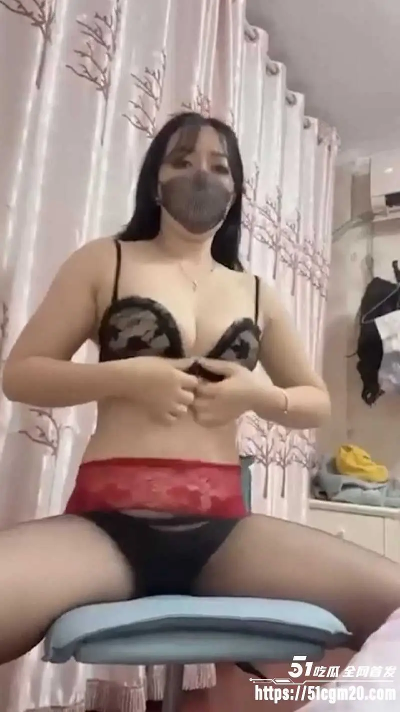 快手少妇 媚姨 身着高跟丝袜大秀骚舞 欠操骚逼直接手指猛抠自慰 简直让人欲罢不能 图2