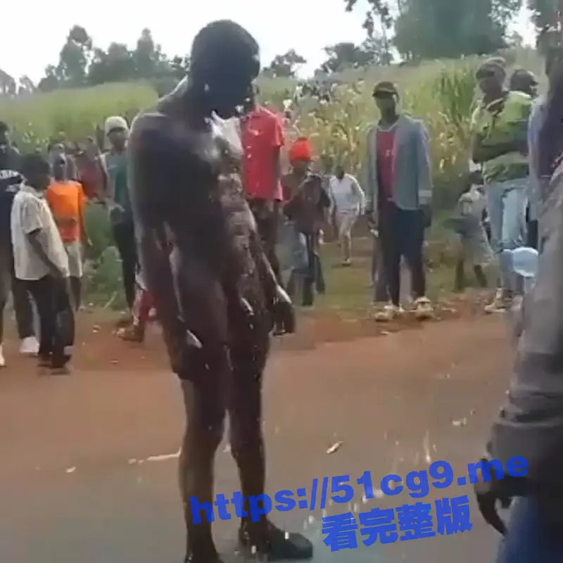 现实版 复仇焰魂·布兰德火男 !非洲男子强奸少女被抓 赤裸全身被倒满汽油 点燃瞬间成火人 打滚惨叫! 图1