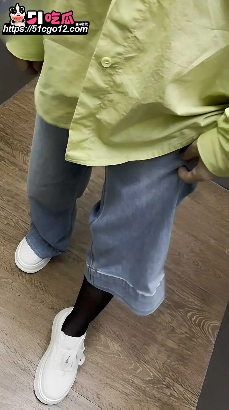 海角大神姐姐的奶味 车库里操姐姐 红内裤拨开直接插 车内狭小空间射满套子! 图1