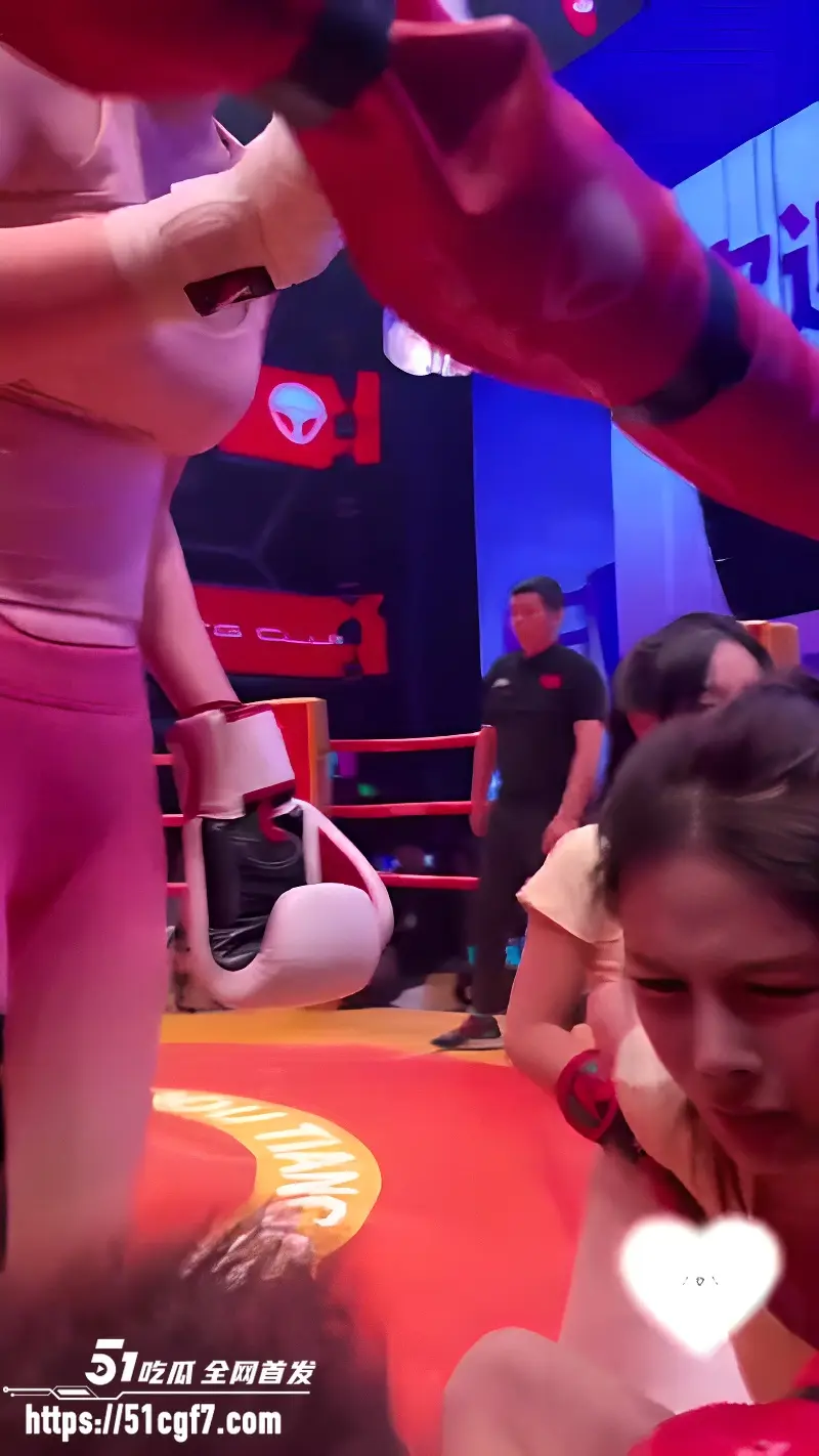 天宫酒吧商务拳击 妹子做梦都想不到上班还要打拳 整容植入打变形了 算谁的? 图6