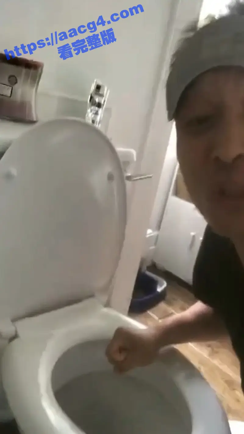 真是跪久了 崇洋媚外的男子在国外秀优越感 说外国的厕所都比中国牛逼马桶的水直接可饮用 现场亲身试水 图8
