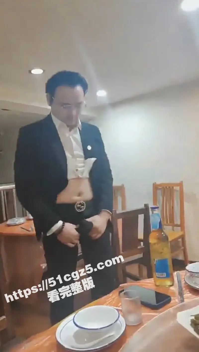 男子公司聚会现场表演绝活 鸡巴开瓶盖 把周围的少妇们都快馋死了! 图1