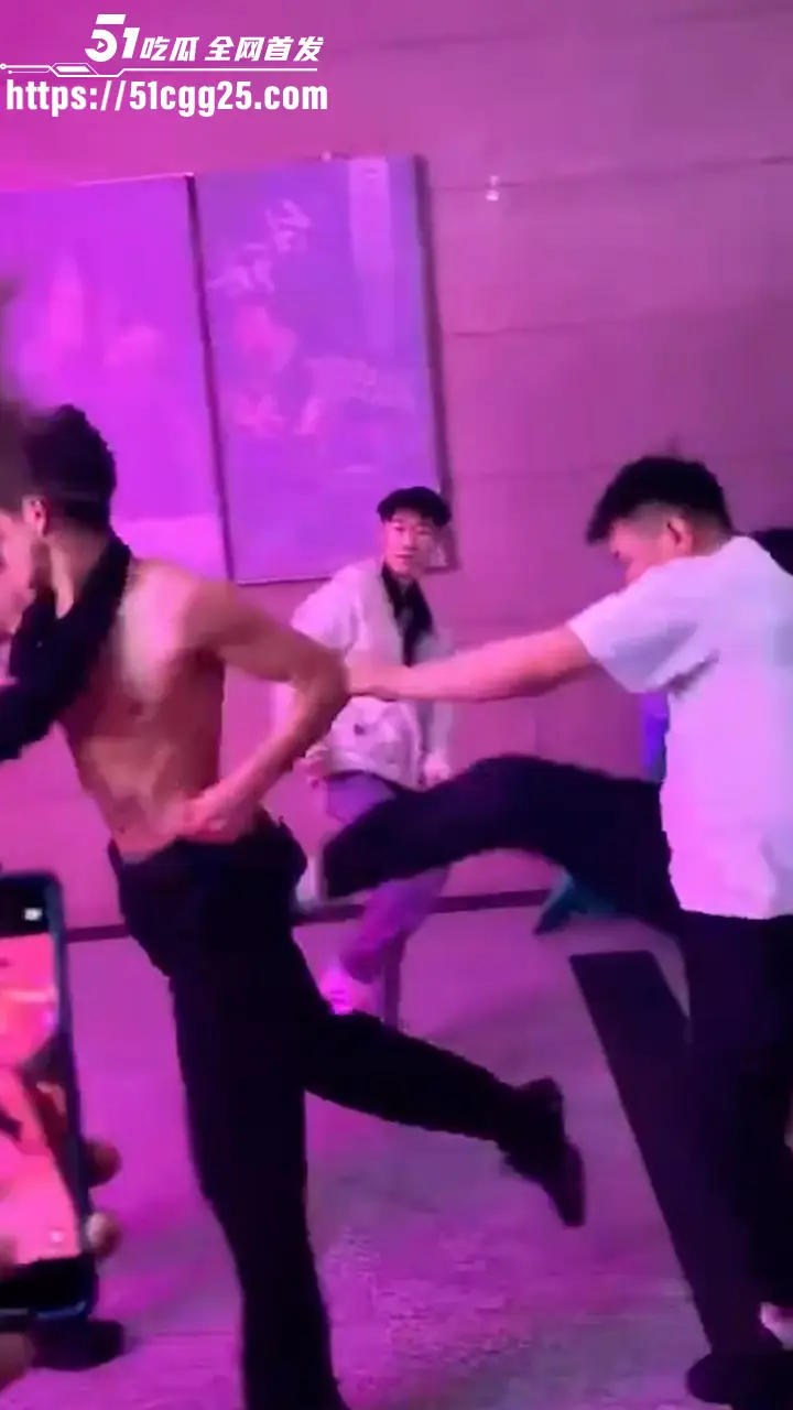精神小伙1v3街头群殴 拳打脚踢狂暴输出 三人围殴瞬间被干翻 女友劝架惨遭一记摆拳 现场堪比古惑仔! 图5