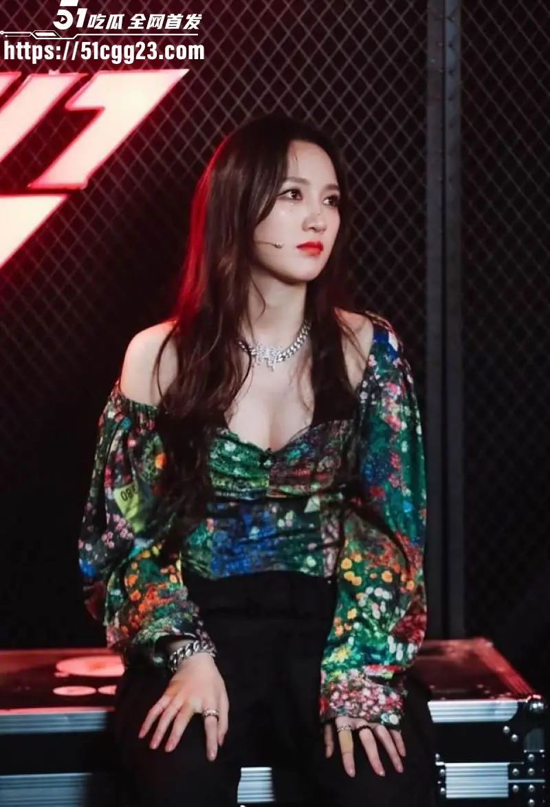 娱乐圈唱跳女神 孟佳 真空直播擦边!赵露思走光爆火后跟风在家开播 奶头若隐若现撩人欲火 明星擦边赛道新女王! 图1