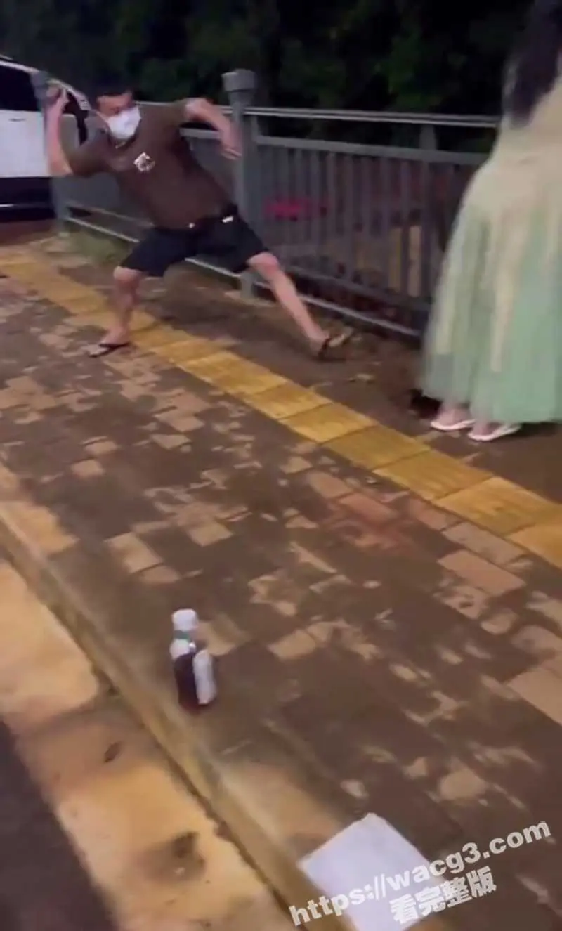 快手女主播PK接受惩罚 被口罩男用皮带疯狂抽打屁股 女主播高潮连连 这感觉太爽了 图3