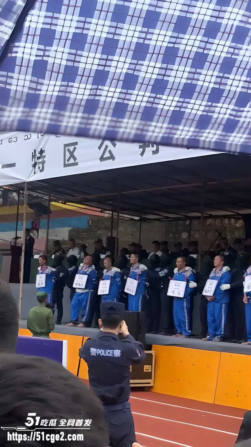 缅甸佤邦 张陶青 公审喊不服 债务纠纷持枪杀债主夫妻 判处死刑游街枪决! 图1