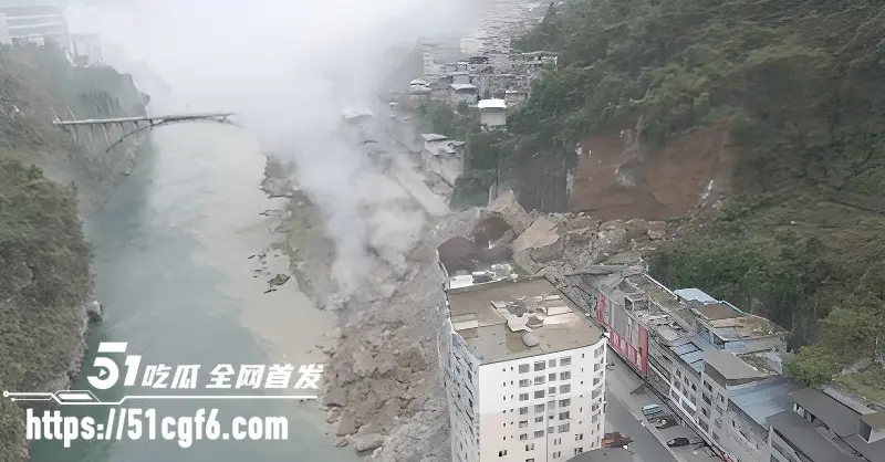 重庆彭水乌江三桥 山体突发垮塌 多栋民房被埋 救援力量集结展现人间大爱！ 图1