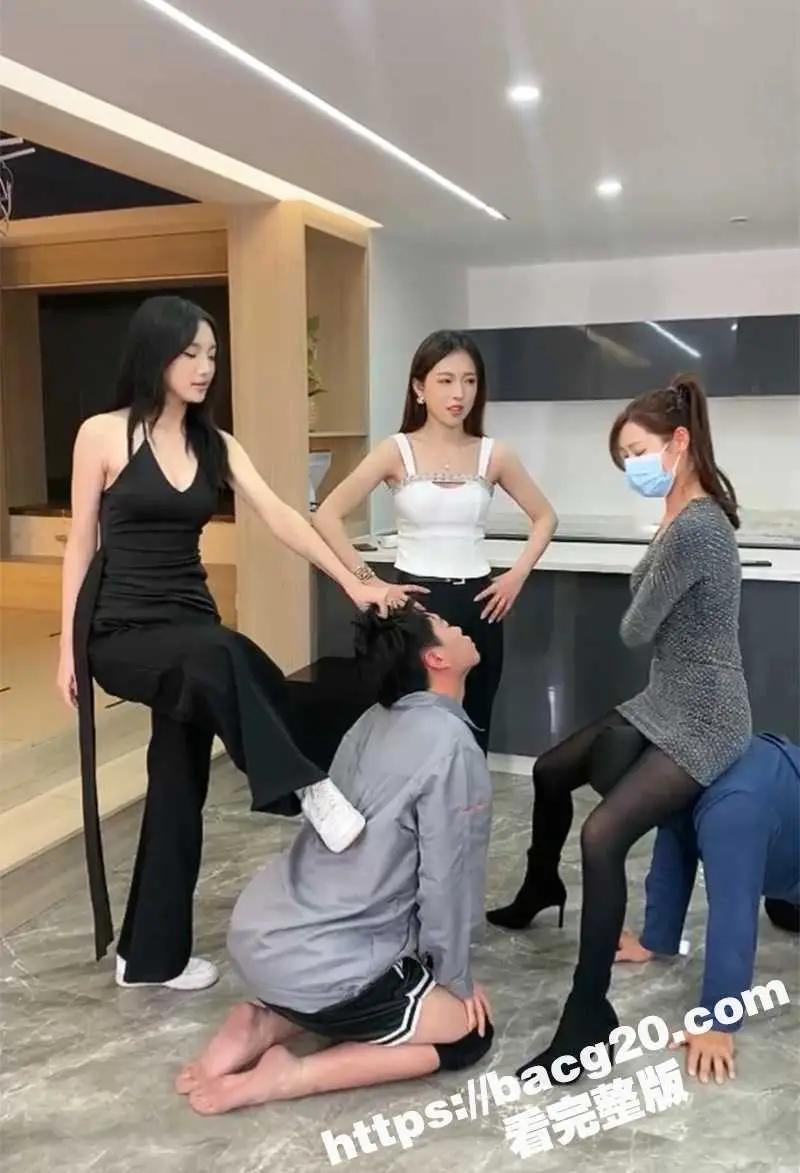 三个小仙女联手凌虐调教受虐男 大嘴巴子轮流暴打 舔鞋底羞辱狂骂 站在身上起跳踩踏 玩法超级变态 图2