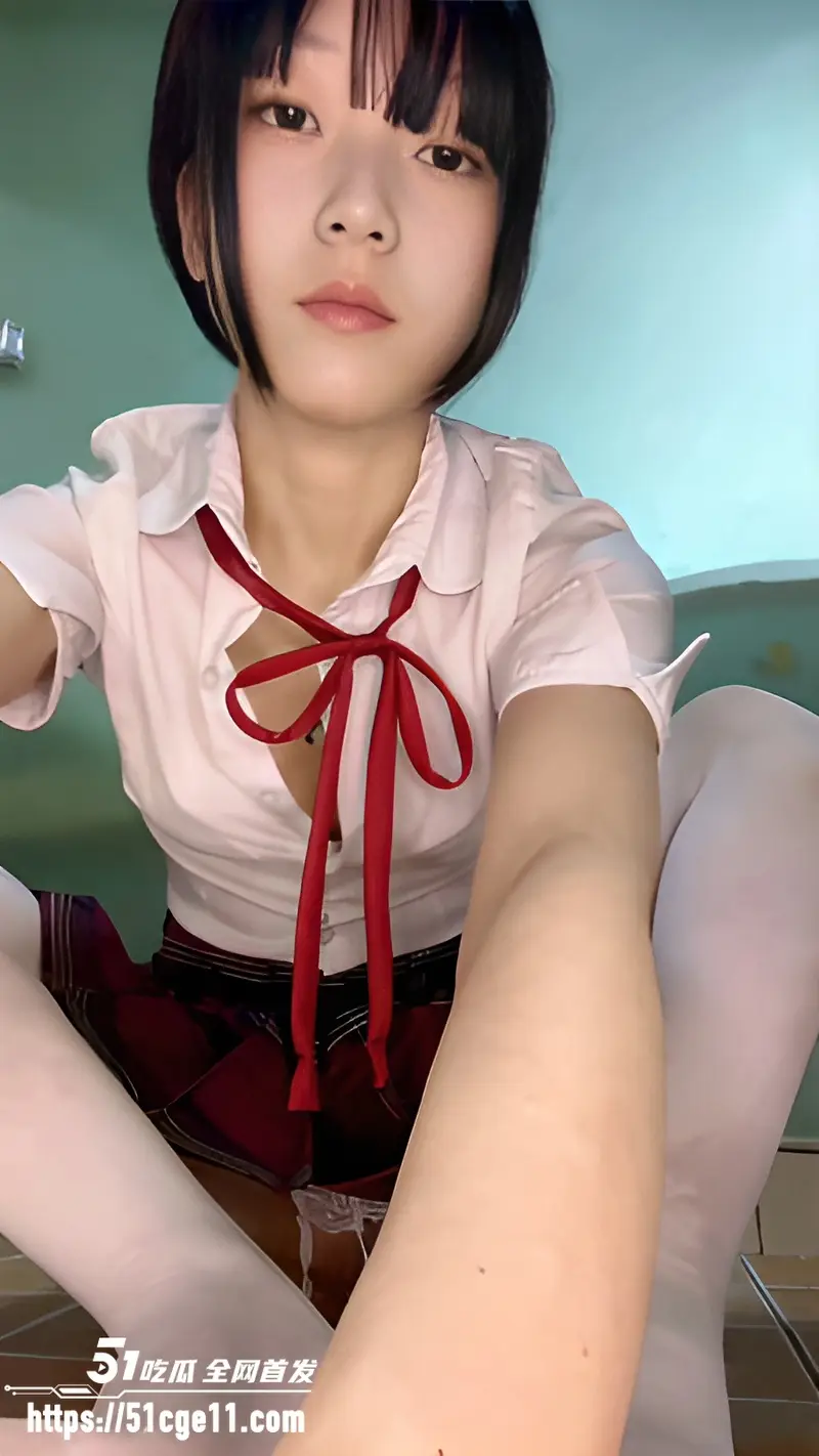 推特福利姬 短发学妹R18 浴室自慰 脸穴同框猛插私处 高潮爱液直喷 完全止不住! 图1