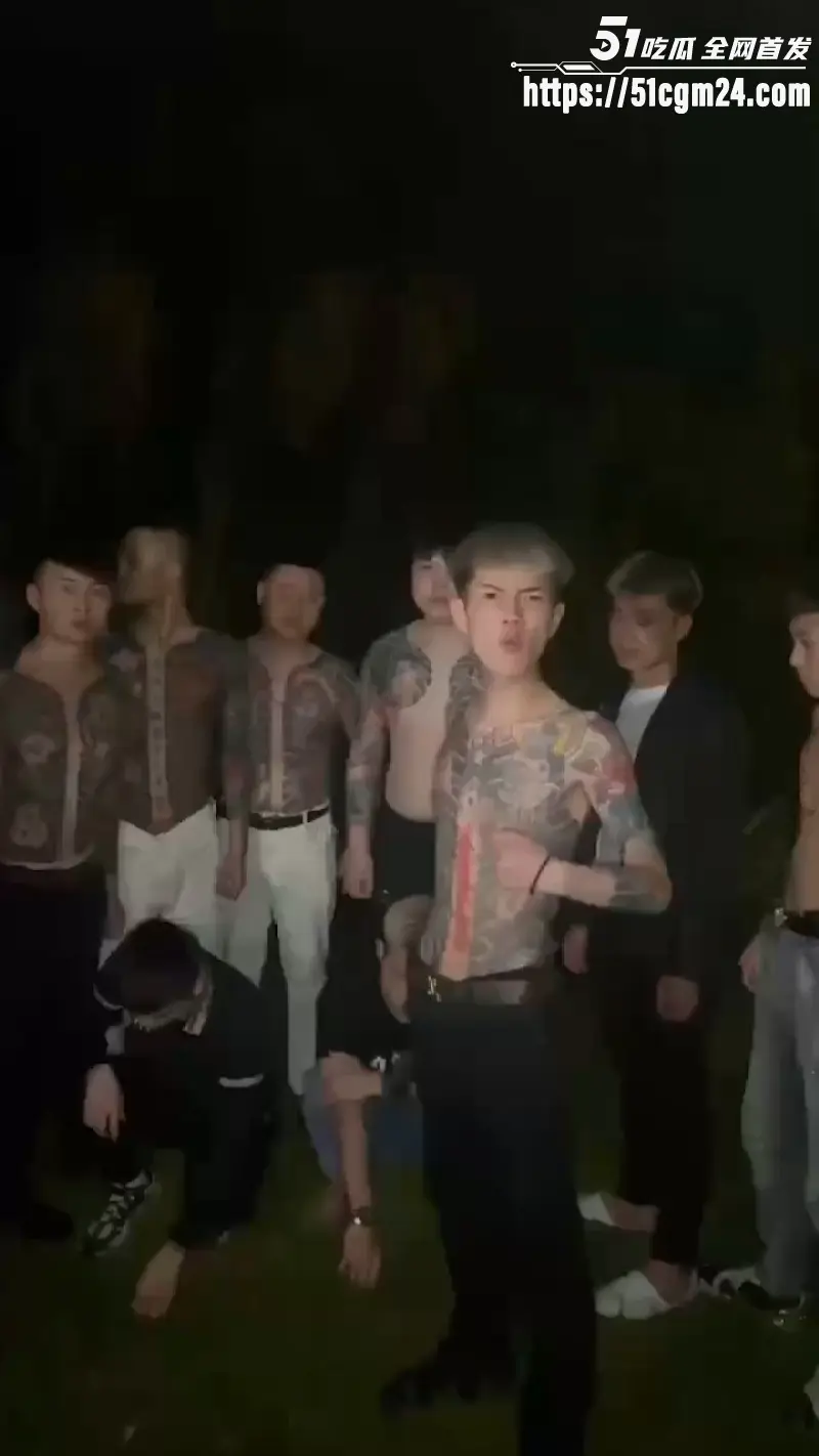 精神小伙又翻车了 鬼火摩托杀马特起初牛逼哄哄 结局反转被打得全裸跪地求饶！ 图1