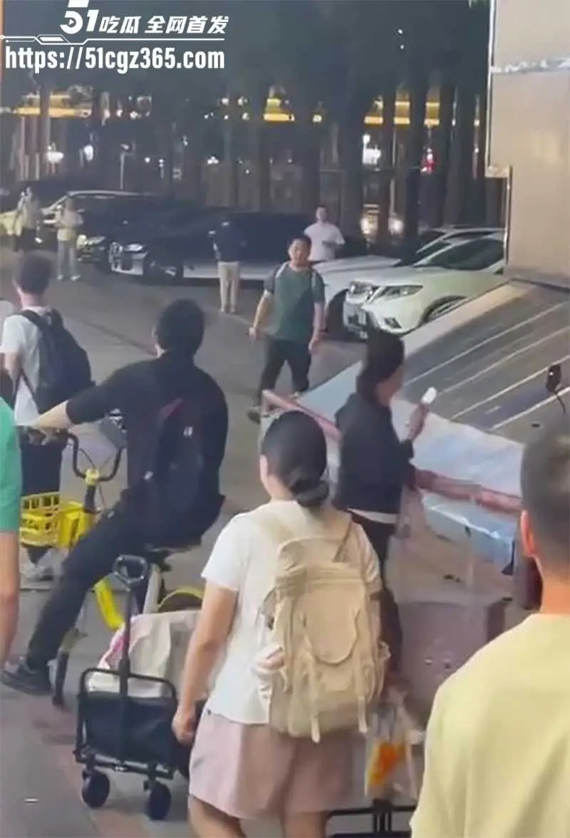 珠海拱北口岸突发捅人血案 48岁精神病提刀无差别攻击 一刀封喉喷血三尺 钢叉英雄死战疯魔 现场完整视频流出! 图2