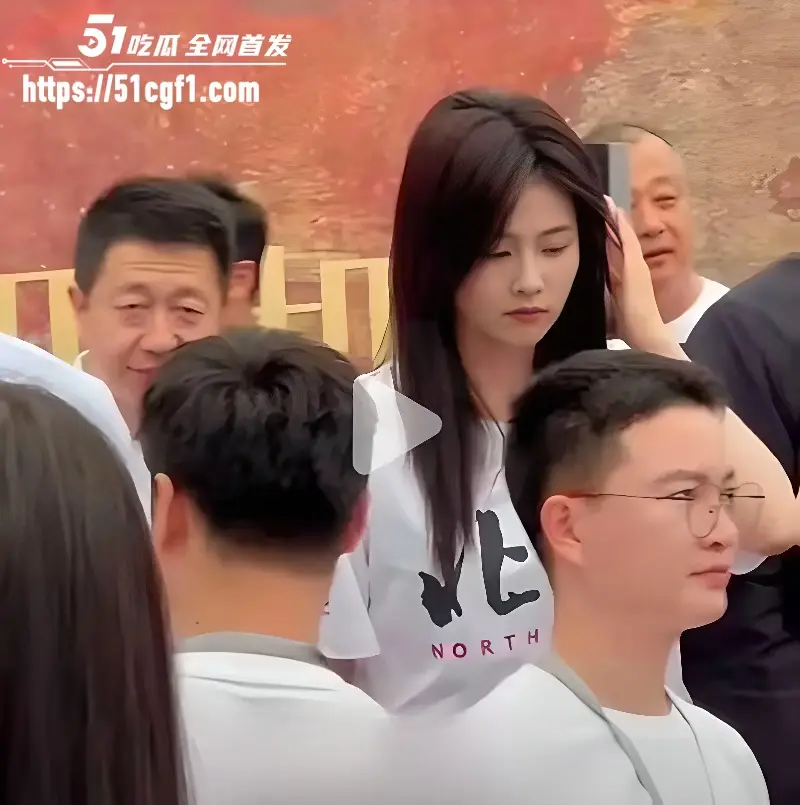 顶流女星 白鹿 与江苏文投董事长王洪俊 亲密街拍引爆网络 资源女王竟是大佬情人? 图9