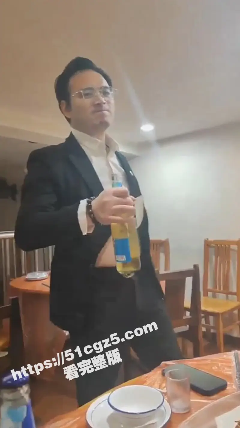 男子公司聚会现场表演绝活 鸡巴开瓶盖 把周围的少妇们都快馋死了! 图4