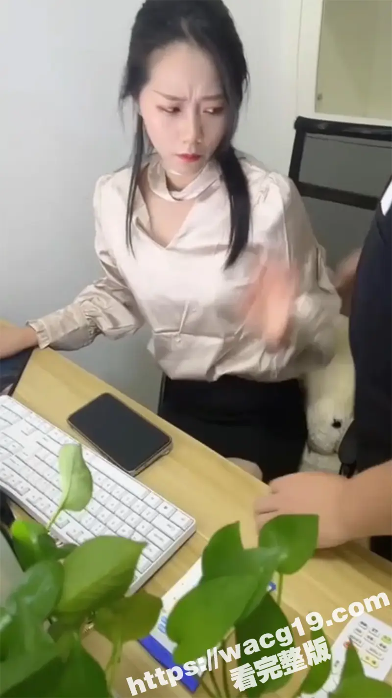 极品女神办公室潜规则 被领导强势猥亵 拿出视频威胁抠逼摸奶 口爆吞精后入内射 图2
