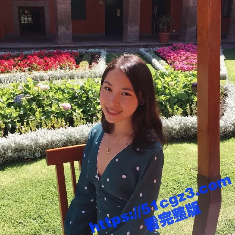 崇洋荡妇嘴巴都被塞满了也要努力吞精 颜射过后还要给舔干净 媚外婊在老外面前是真下贱 图1