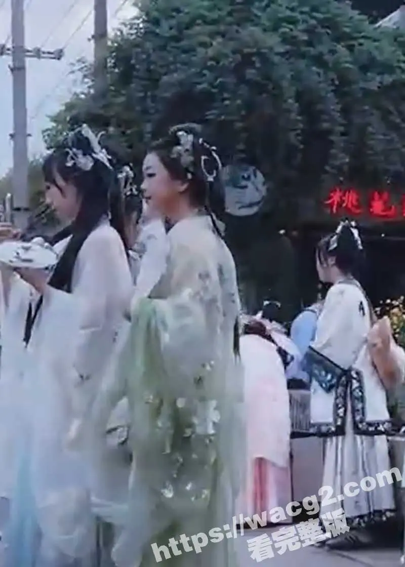 姐弟乱伦 亲姐穿旗袍配黑丝袜化身国民姐姐上演无限诱惑 好弟弟无套猛烈后入作为回应！ 图1