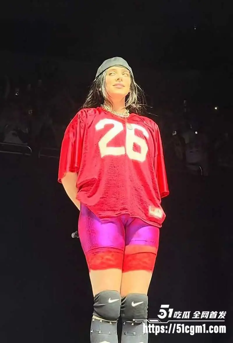 美国歌手 比莉·艾利什 演唱会肥逼走光炸裂全网 紧身裤勒出致命凹陷 骚浪轮廓直击魂魄! 图7