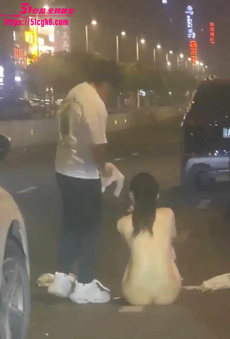 女同吵架变脱衣秀!矮女怒吼“衣服我买的”高个美女直接脱光秀神级身材 现场观众可是大饱眼福了! 图8