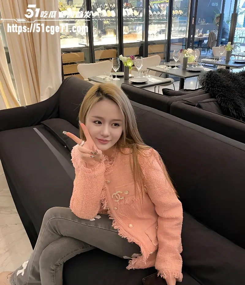 高颜值富家女携闺蜜给壮汉当狗猛操 双飞后入鞭挞调教 千金小姐竟然如此淫荡! 图1