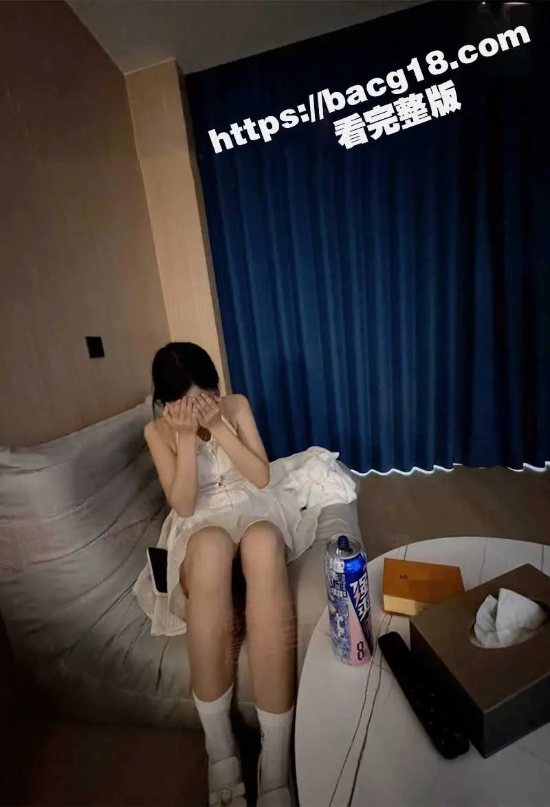 海角大神酒店约炮妹妹的清纯闺蜜 搂进怀里强吻吸奶 骑乘后入狂插白虎肥逼 图1
