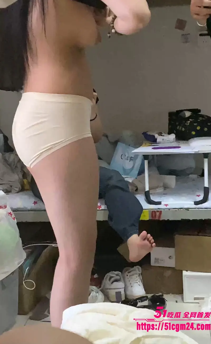 宿舍偷拍极品女大 腰细腿长前凸后翘 白嫩骚逼紧致极品 每个角度都想干烂的骚货 图1