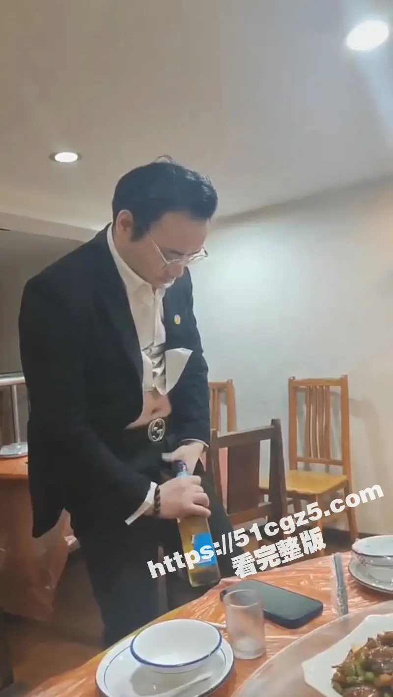 男子公司聚会现场表演绝活 鸡巴开瓶盖 把周围的少妇们都快馋死了! 图2