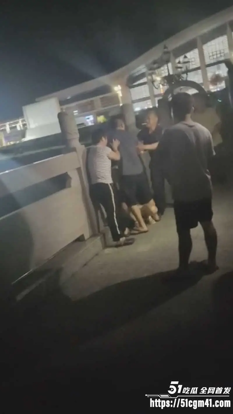 60岁老登金枪不倒 公园和小三约会惨遭抓奸 被原配怒撕衣服现场扭打 场面混乱不堪! 图1