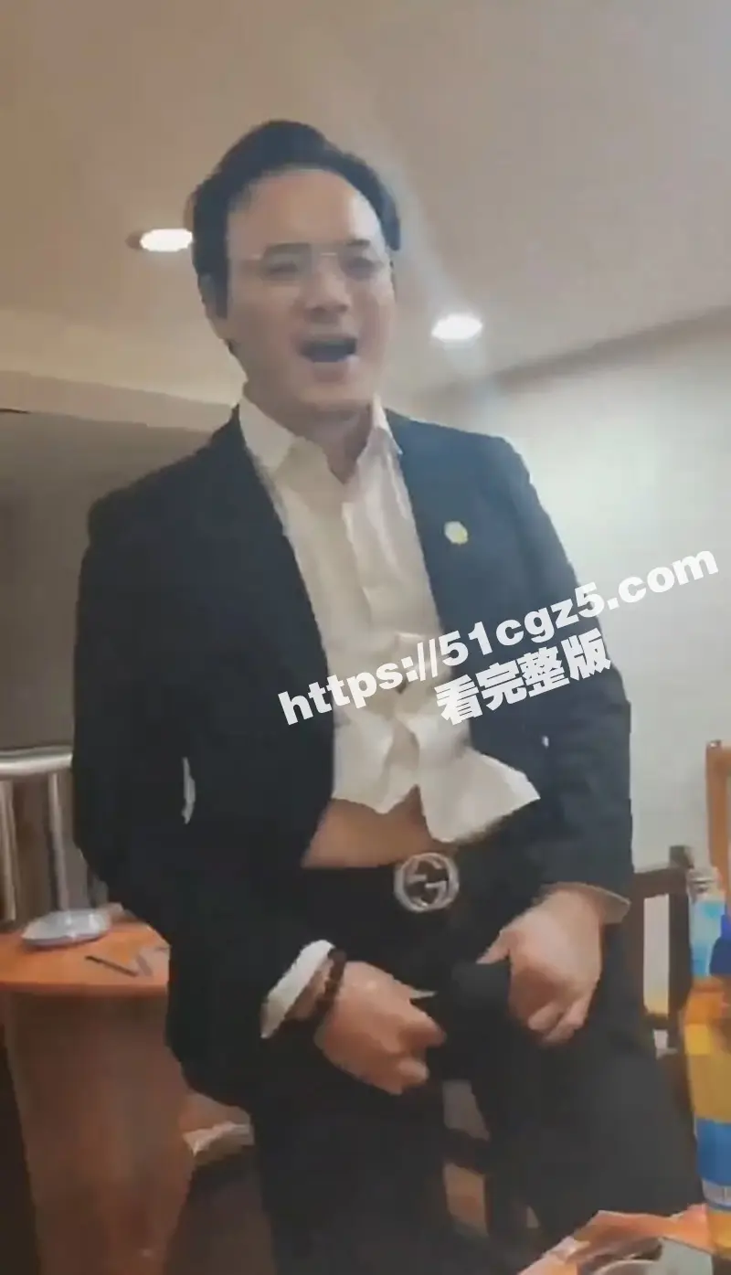 男子公司聚会现场表演绝活 鸡巴开瓶盖 把周围的少妇们都快馋死了! 图5