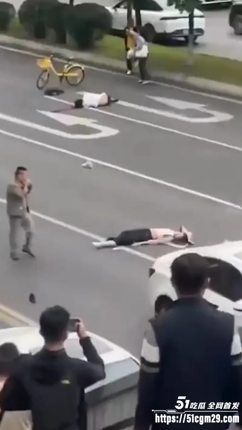 成都天府 轿车无差别撞人事件 现场1死11伤血迹斑斑 反社会型人格太恐怖! 图5