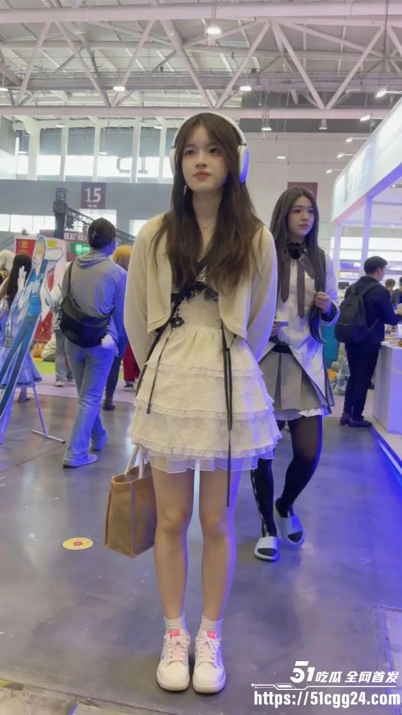 漫展偷拍甜美学生妹 修长玉腿迈步轻移 无内短裙下嫩穴若隐若现 春光外泄欲火焚身! 图2