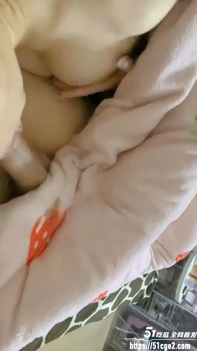 海角乱伦大神我和亲妹妹 妹妹主动来找我睡觉 乱伦到最后依然最爱哥哥鸡巴 图2