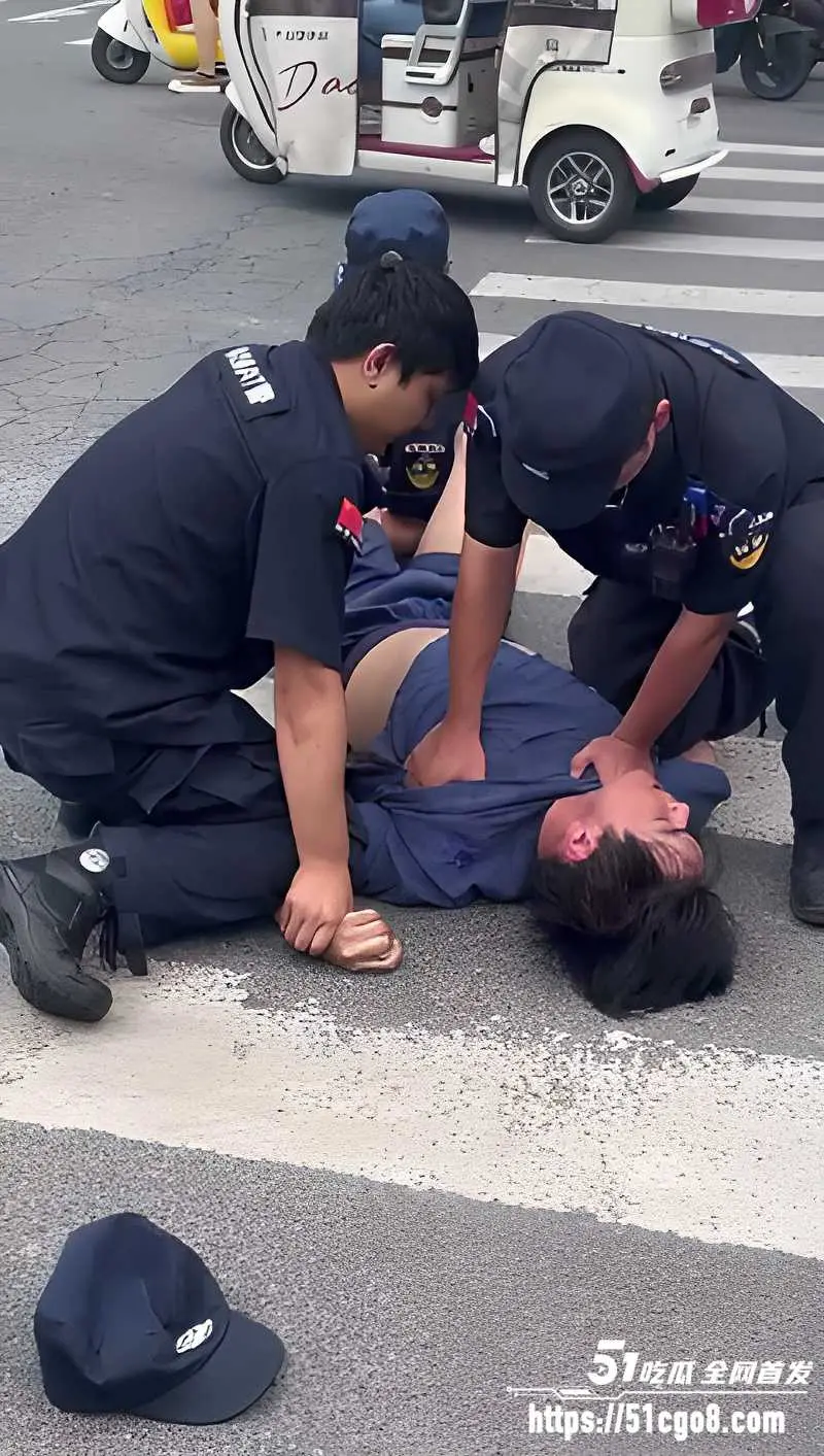 河南郑州男子无故砸车 砸完一条街后竟向特警车辆扔石头 被当场按倒疯狂抵抗 图4