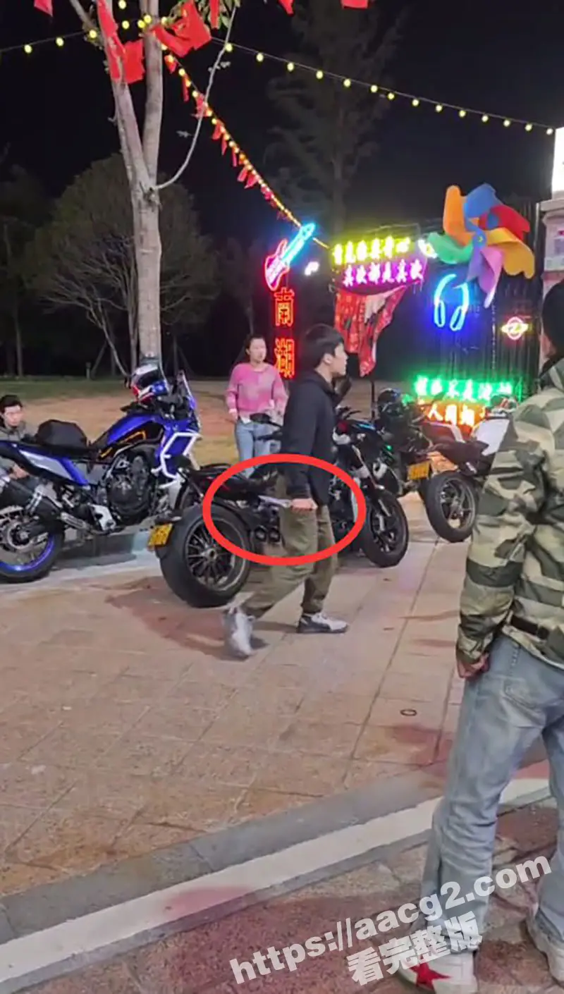 小米su7撞摩托车事件完整版!小米su7单刀赴会VS摩托佬 被激怒后持刀伤人撞毁多辆机车 现场视频曝光 图21