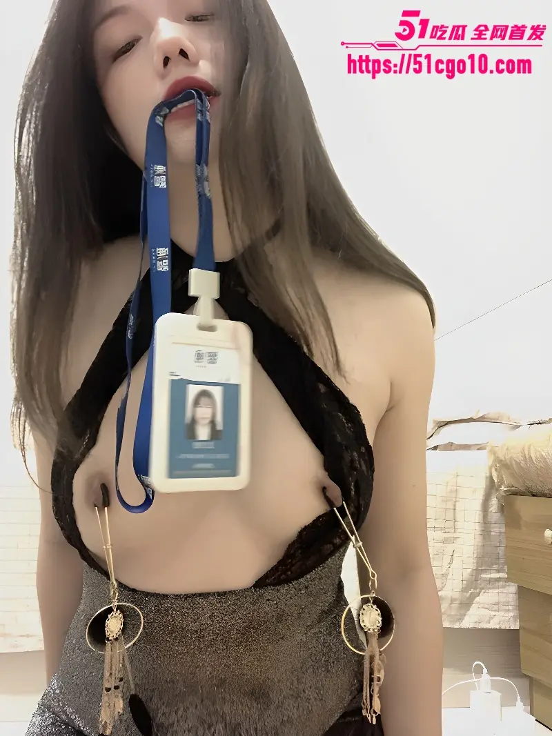 广东少妇 吴方情 骚浪视频 手持身份证化身阿黑颜母猪 浴室内酒瓶插穴 骚到骨子里！ 图2