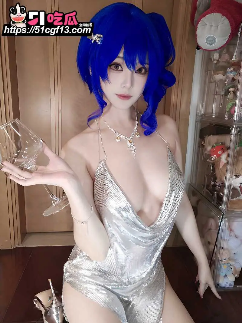推特巨乳女神 蜜汁猫裘 圣路易斯礼服诱惑 搔首弄姿诱惑摆拍 巨乳半遮半掩挑逗十足! 图5