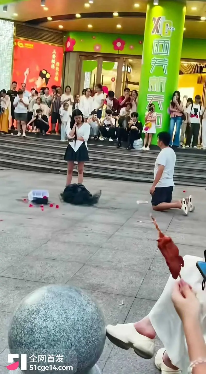 广西南宁朝阳广场 男子双膝下跪卑微求婚 被女方不断羞辱 舔狗最终一无所有! 图5