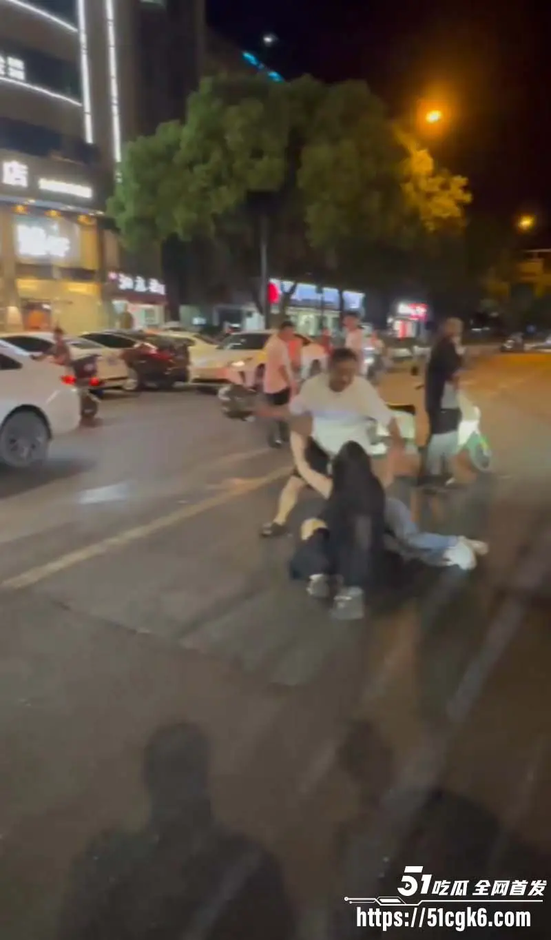 史上最解气抓奸现场!狗男女偷情被猛男原配当街抓包 荡妇保护奸夫被双双暴揍! 图6