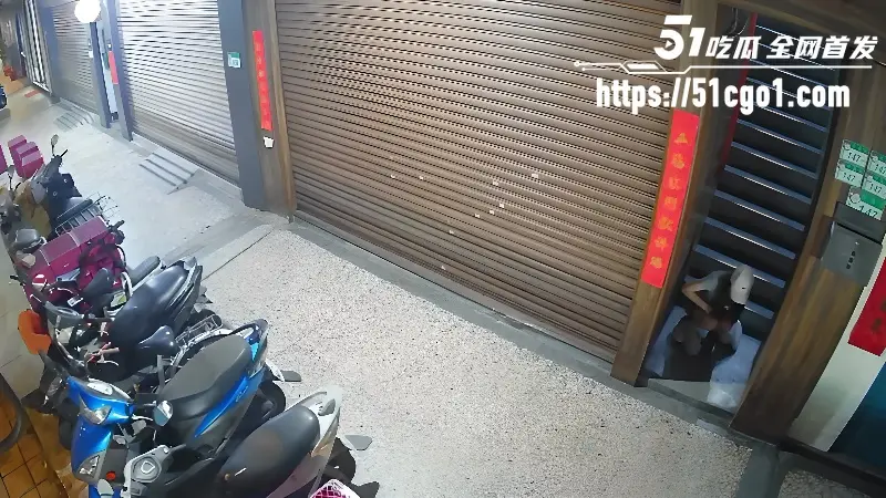 小仙女楼梯口拉屎现场 监控拍下全过程 外表清纯行为却如此下流 图4
