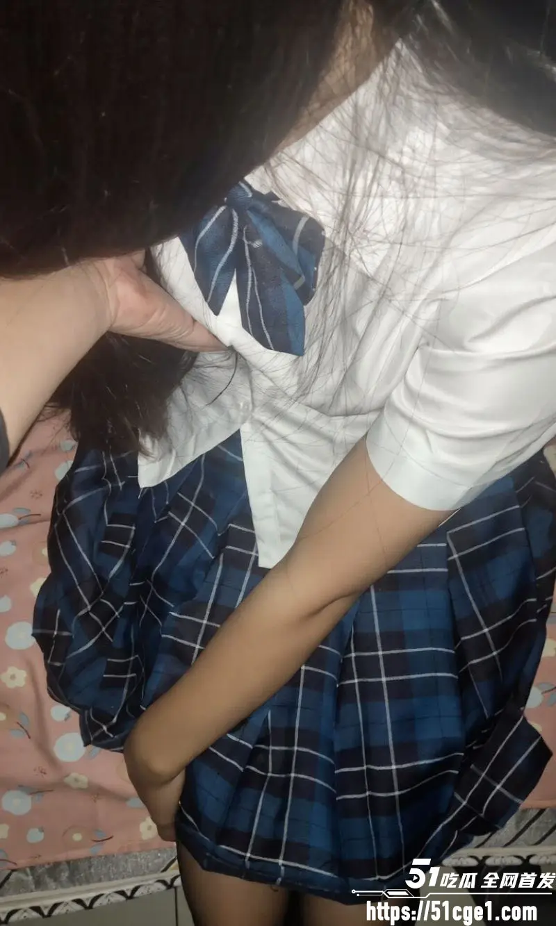 海角 19岁小亚 穿闺蜜JK制服配黑丝 绝对领域让人呼吸加速 堪称一场青春肉体盛宴 图1