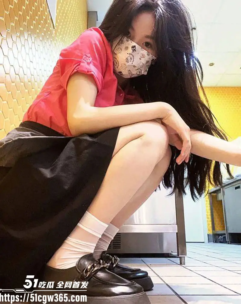 麦当劳极品学生妹 被推特大神调教成淫贱母狗 带到酒店激烈打桩 餐厅内弯腰爆插 白虎嫩穴被操到淫水狂喷! 图1