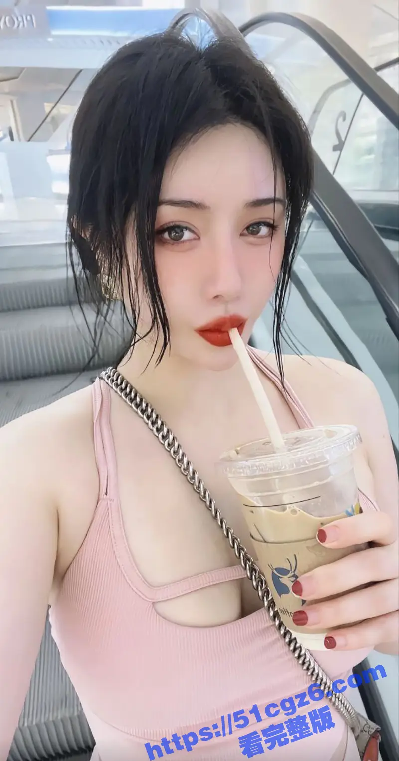 抖音67万粉丝网红 美豹组长 多部自慰福利和与金主性爱视频流出 前凸后翘的极品少妇 眼神勾人心魄 图3