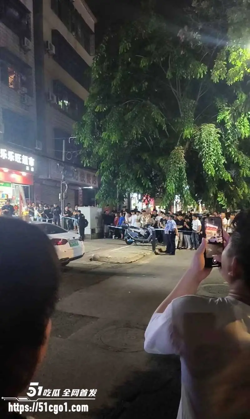海口高登东街惊现惨案 女孩分手遭男友抹脖 现场多人围观目睹血腥时刻 图3