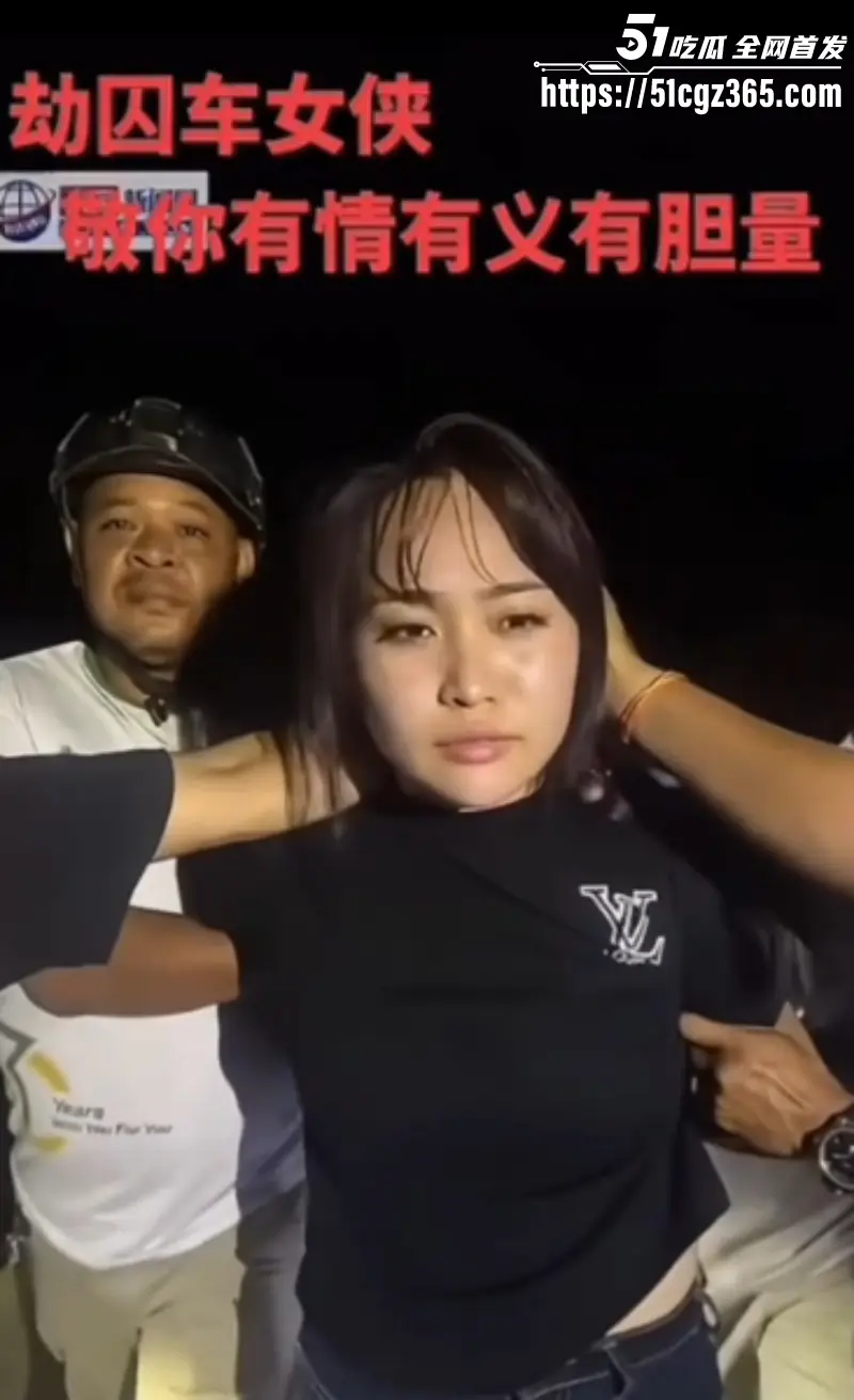 柬埔寨劫法场现场视频!黑衣大嫂一人一枪为爱冲锋 单枪匹马勇闯法场救男人 情深意重轰动全网! 图2