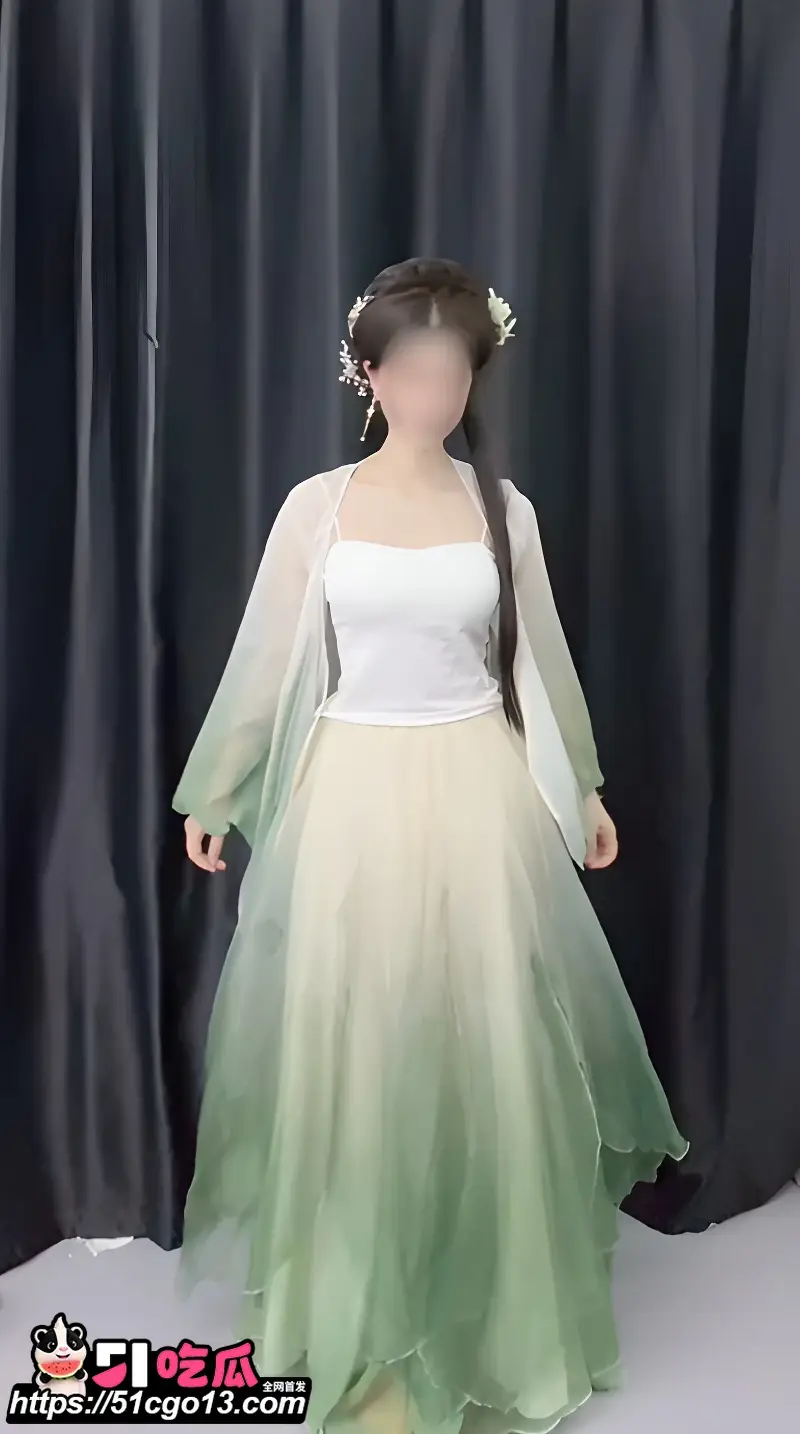 性感辣妹 小乔 裸舞合集 古风制服酥胸嫩鲍清晰可见 娇躯扭动发骚体验帝王般享受 图1